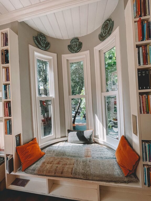 Tips for Creating a Cozy and Inviting Reading Nook in Your Home