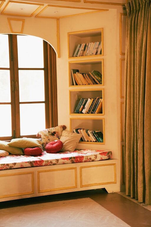 Tips for Creating a Cozy and Inviting Reading Nook in Your Home